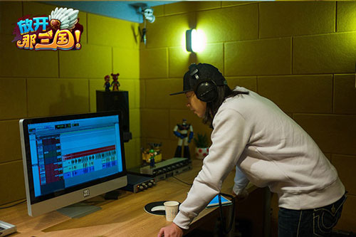 霍尊新曲同名手游《放开那三国》 录音棚照首曝