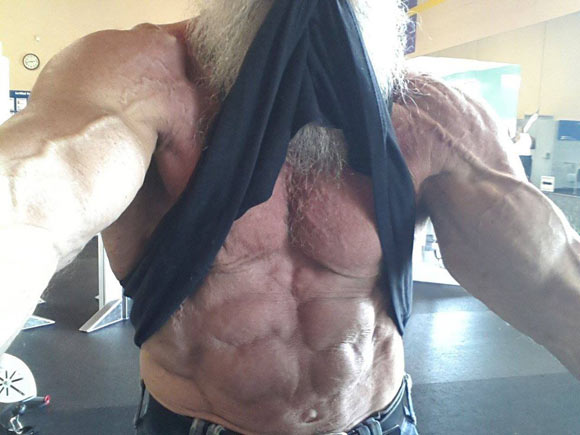 真人版龟仙人 62岁大爷肌肉男