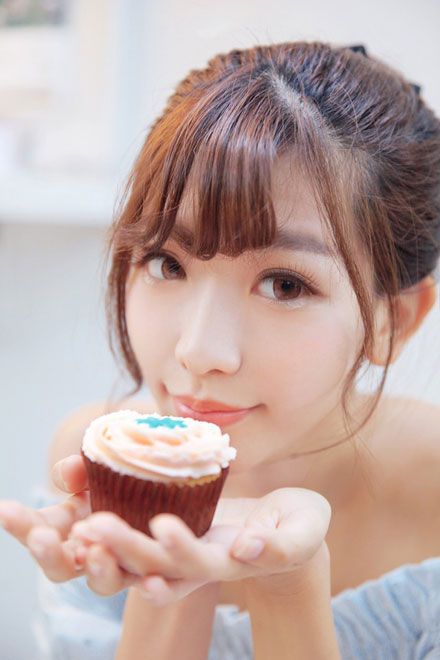 嫩模陈潇咖啡馆甜美写真(4)