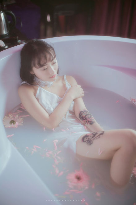 气质美女唯美浴缸湿身写真(12)