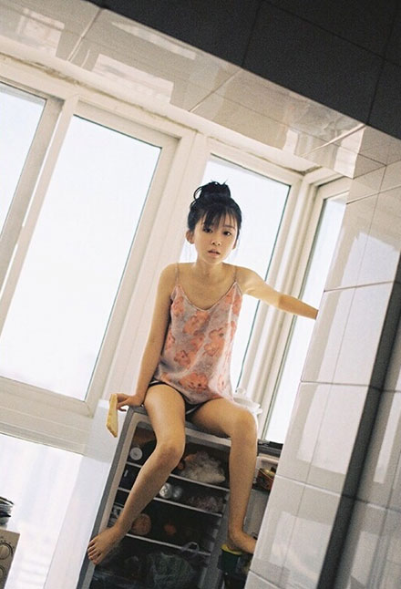 校服女神宋伊人室内胶片写真(6)