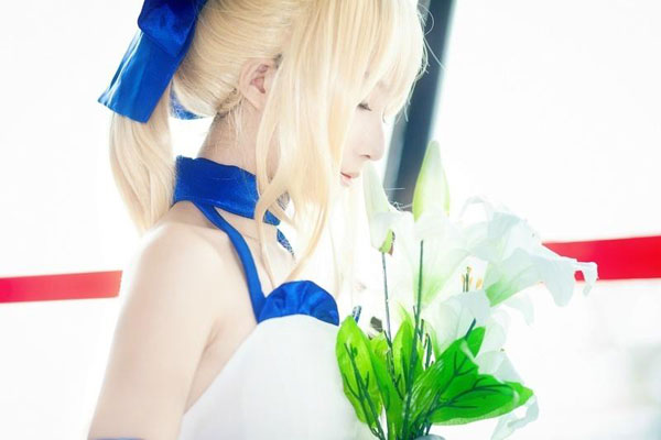 清纯萌妹吾王Saber礼服版Cos(4)