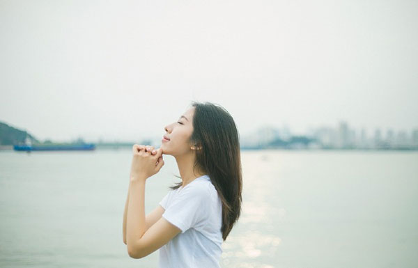 温婉气质美女户外清新写真(5)