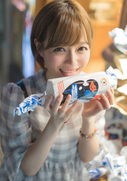 日系短发美女夜晚集市甜美搞怪写真(7)