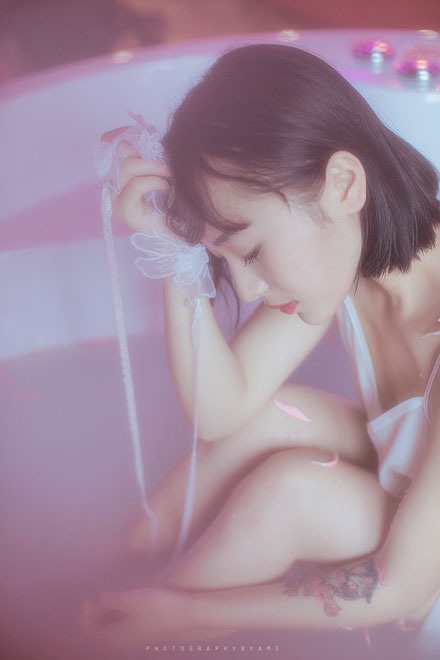 气质美女唯美浴缸湿身写真(13)
