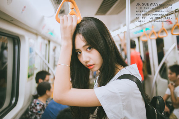 制服美女地铁LOMO写真(4)