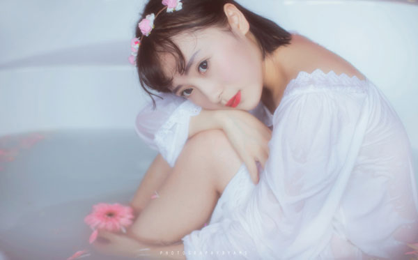 气质美女唯美浴缸湿身写真(16)