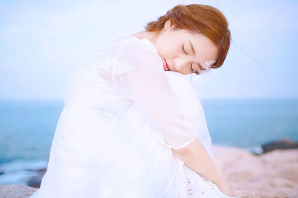 清新氧气美女海边绝美写真(4)