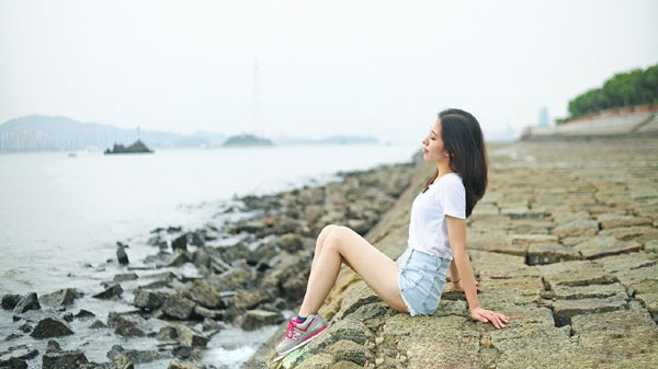 温婉气质美女户外清新写真(7)