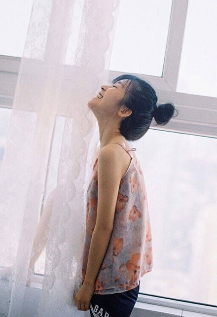 校服女神宋伊人室内胶片写真(11)