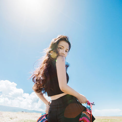 气质养眼美女草原绝美写真(5)