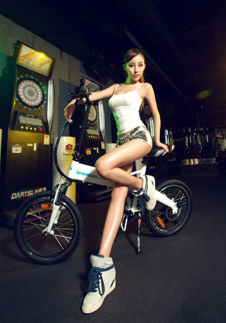 长腿嫩模性感妩媚写真(3)