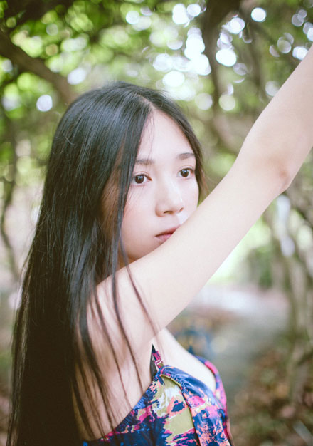 气质温婉美女户外意境写真(6)
