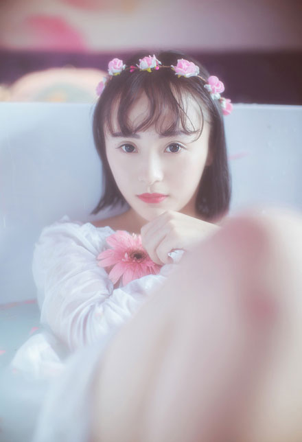 气质美女唯美浴缸湿身写真(6)