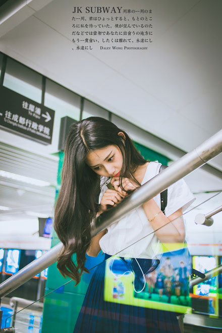 制服美女地铁LOMO写真(3)