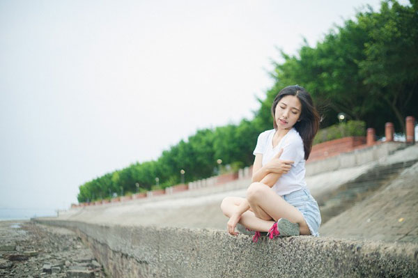 温婉气质美女户外清新写真(6)