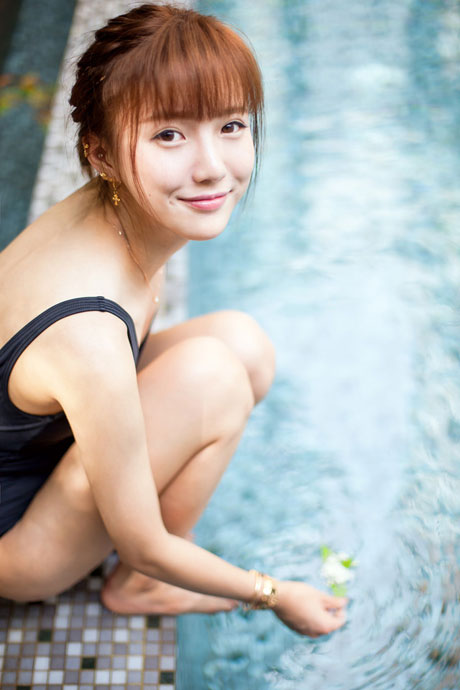 清纯气质美女泳池死库水写真(2)