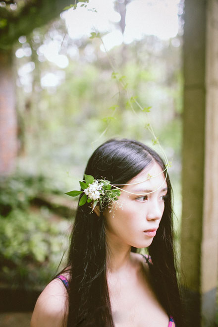 气质温婉美女户外意境写真(5)