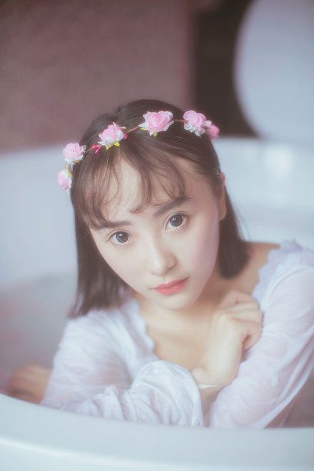 气质美女唯美浴缸湿身写真(9)