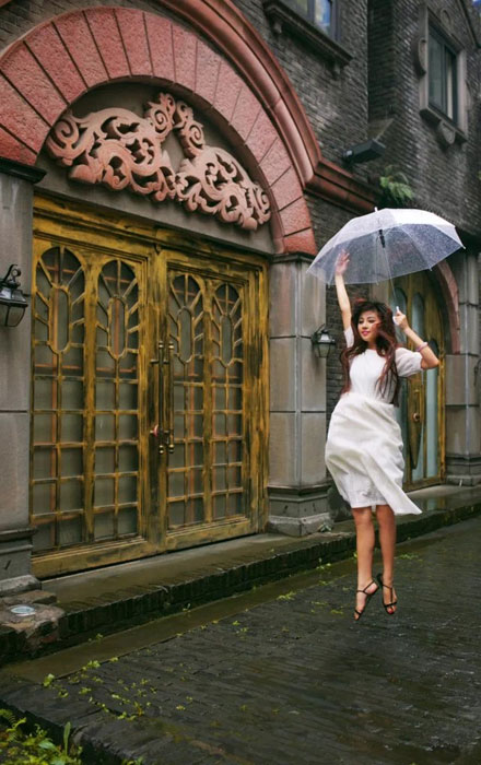 气质柔美美女户外雨天写真(7)