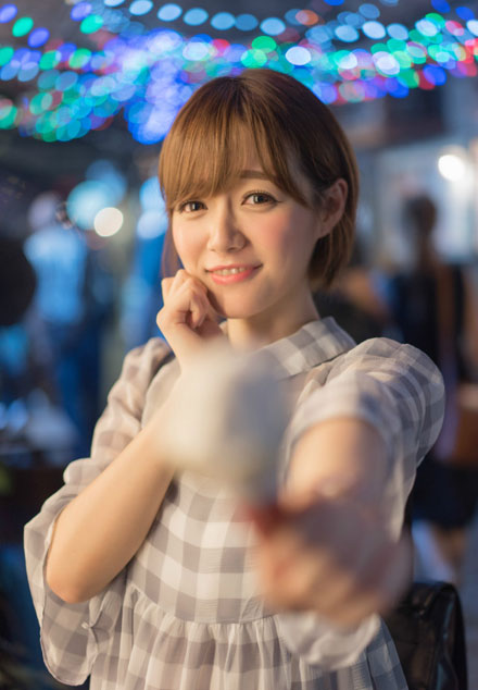 日系短发美女夜晚集市甜美搞怪写真(3)