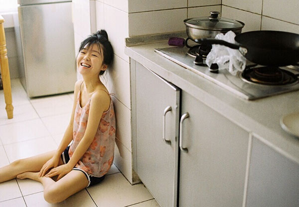 校服女神宋伊人室内胶片写真(8)