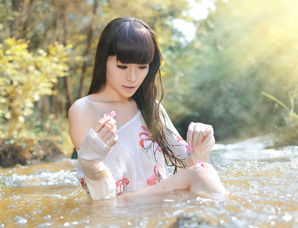 性感嫩模户外水中湿身写真(8)