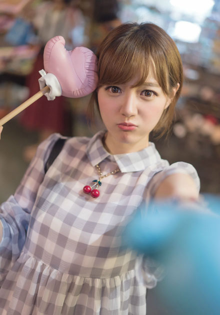 日系短发美女夜晚集市甜美搞怪写真(4)