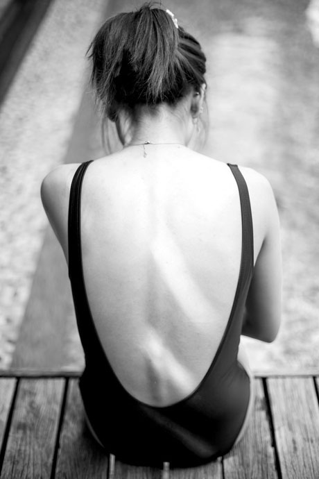 清纯气质美女泳池死库水写真(20)