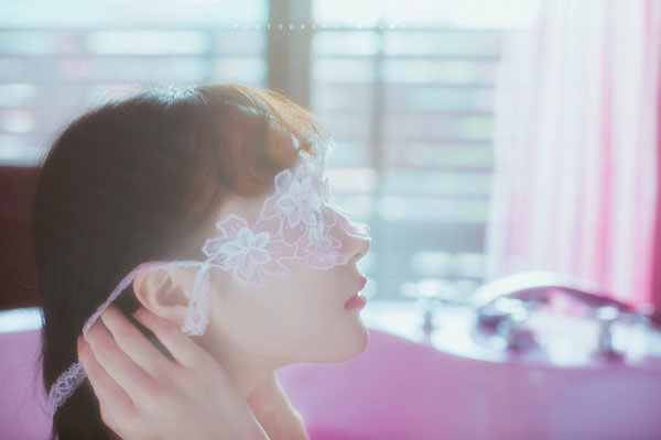 气质美女唯美浴缸湿身写真(5)