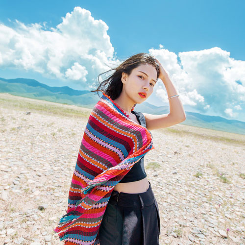 气质养眼美女草原绝美写真(7)