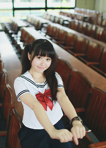 双马尾萌妹子校园制服写真(8)