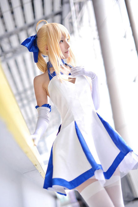 清纯萌妹吾王Saber礼服版Cos(9)