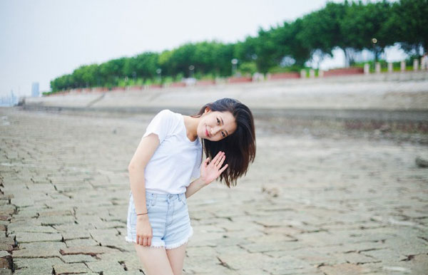 温婉气质美女户外清新写真(8)