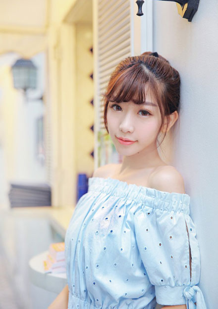 嫩模陈潇咖啡馆甜美写真(5)