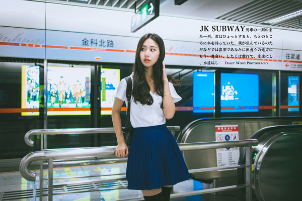 制服美女地铁LOMO写真(7)