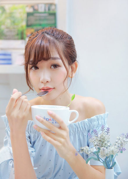嫩模陈潇咖啡馆甜美写真(3)