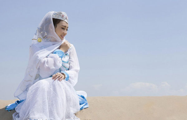 性感女神柳岩沙漠异域风情写真(11)