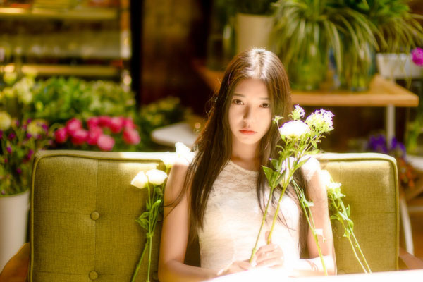 清新气质美女唯美花房写真(7)