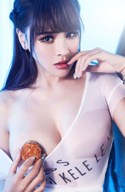 90后巨乳网络红人苏夏私照赏(2)