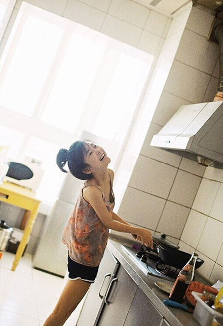 校服女神宋伊人室内胶片写真(7)