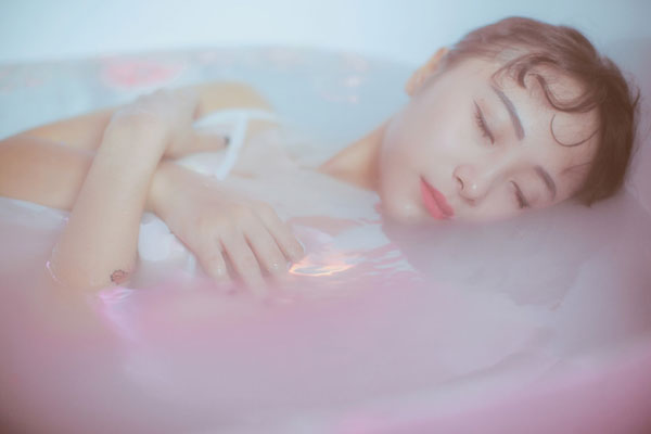 气质美女唯美浴缸湿身写真(11)