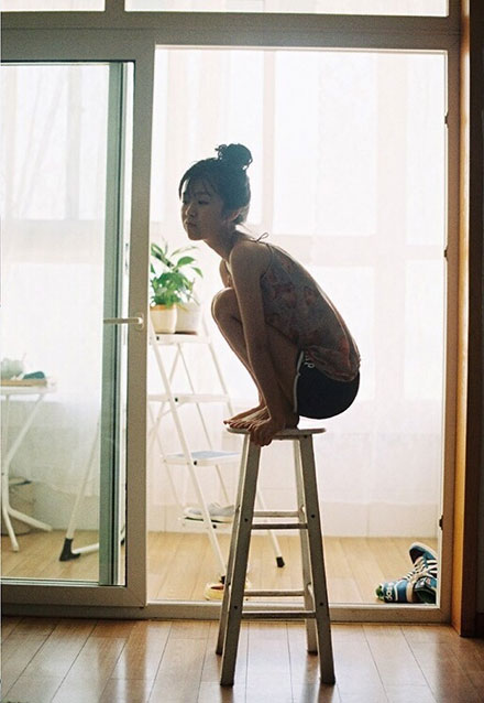 校服女神宋伊人室内胶片写真(10)