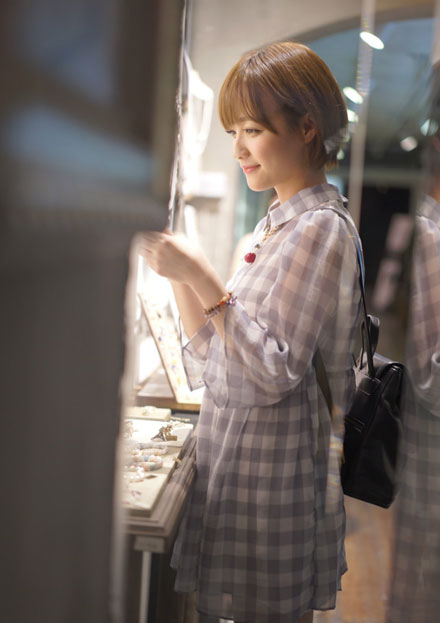 日系短发美女夜晚集市甜美搞怪写真(11)