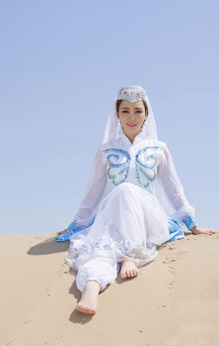 性感女神柳岩沙漠异域风情写真(14)