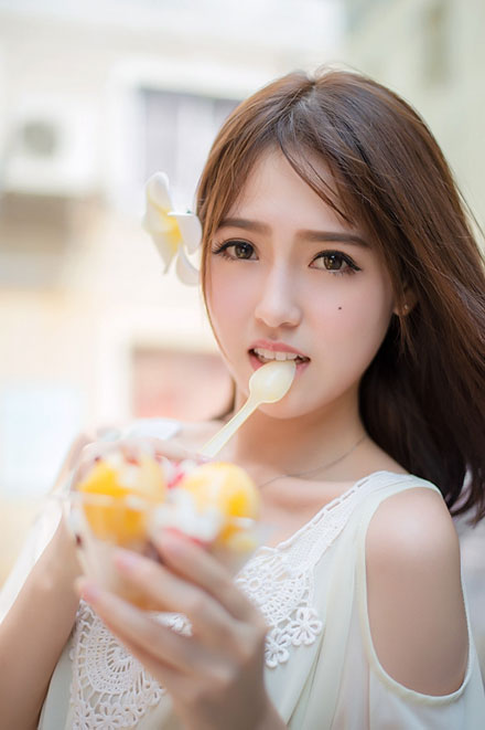 清纯甜美美女户外唯美写真(7)