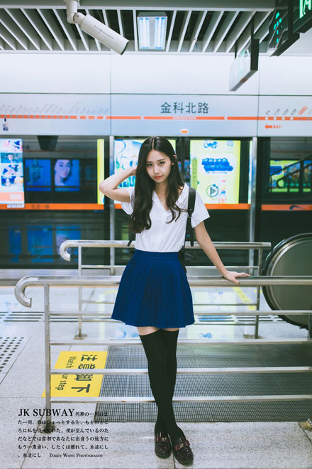 制服美女地铁LOMO写真(8)