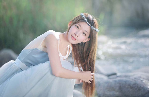 甜美嫩模陈潇溪边唯美写真(5)