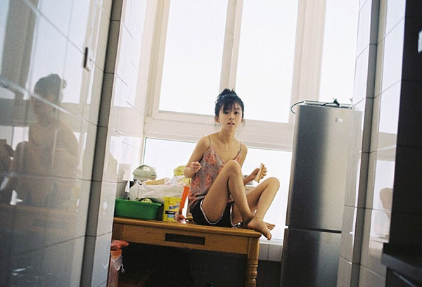 校服女神宋伊人室内胶片写真(12)