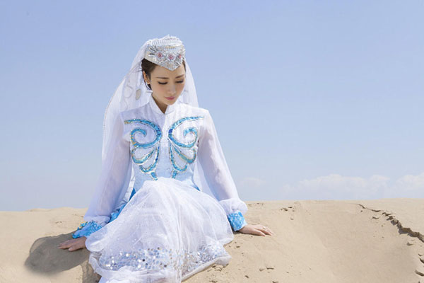 性感女神柳岩沙漠异域风情写真(12)